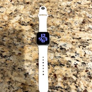 Apple Watch 5 40mm with 9 bands